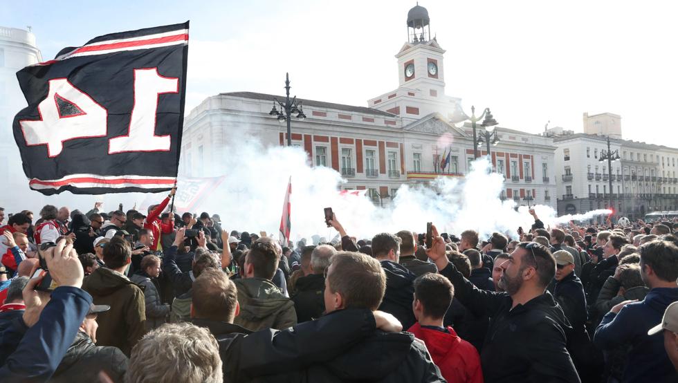 Aficionados del Ajax en la Puerta del Sol de Madrid en marzo