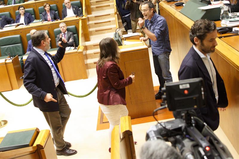 Parlamentarios del PP abandonan la Cámara vasca entre insultos de Arzuaga.