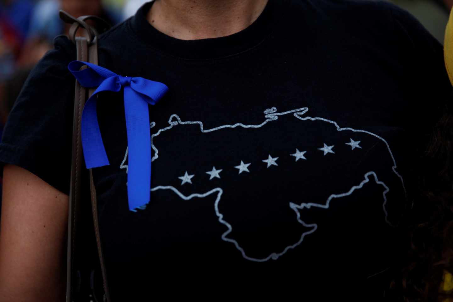 Lazo azul en apoyo a Juan Guaidó.