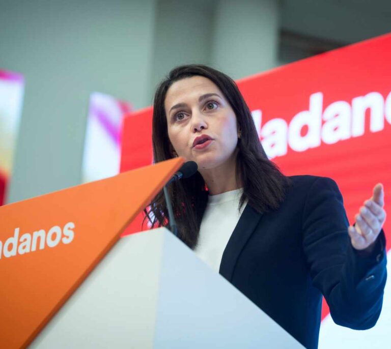Arrimadas anima a los "disidentes" del PSOE a levantarse contra Sánchez para "pactar" tras el 26M