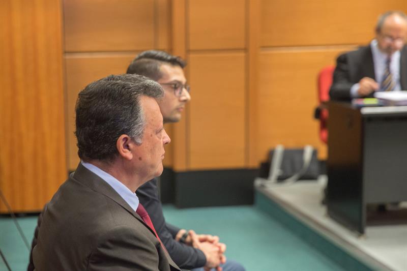 El presidente de Mercedes Benz, Emilio Titos, junto a su hijo en el banquillo de los acusados.