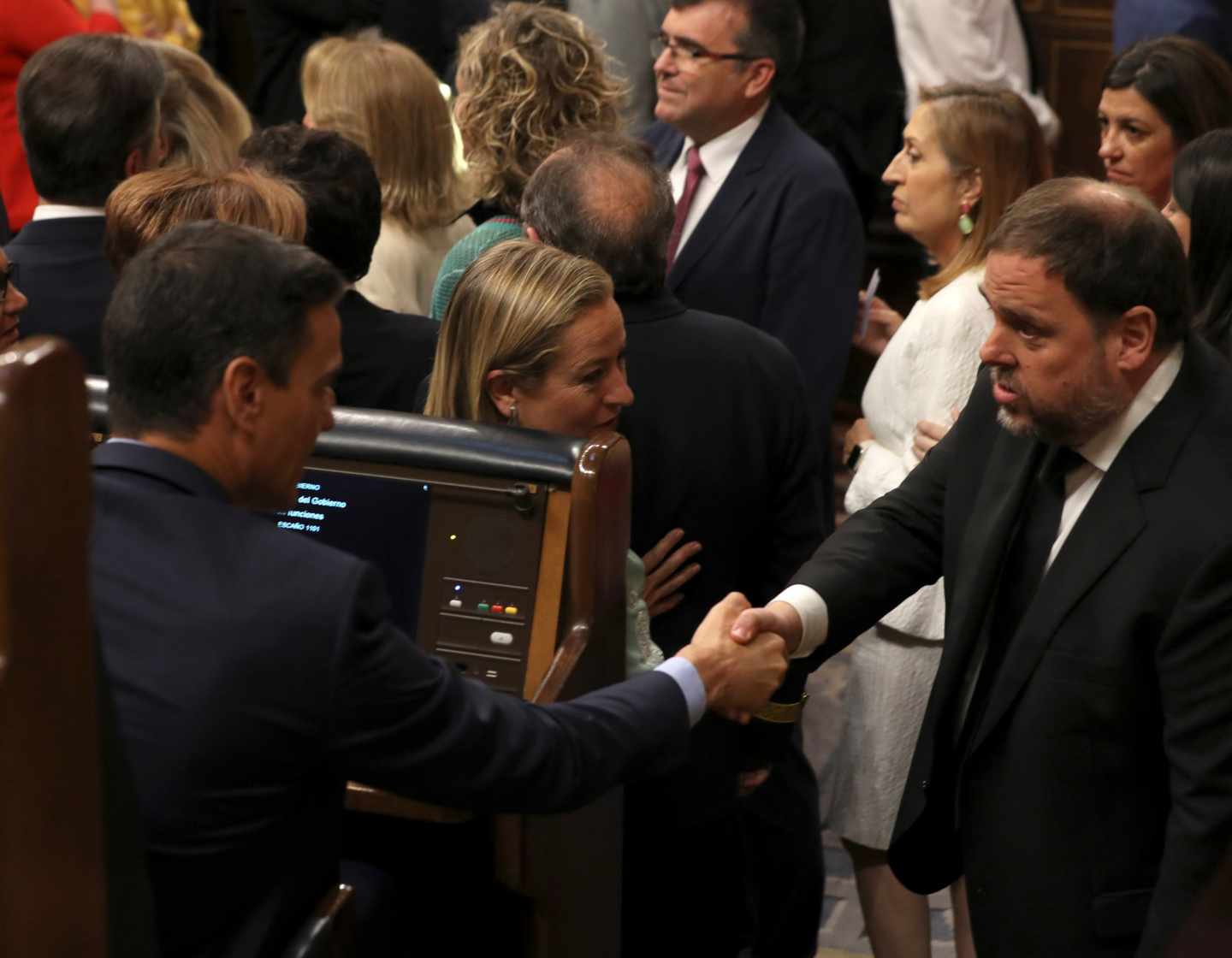Breve saludo entre Oriol Junqueras y Pedro Sánchez en el Congreso.
