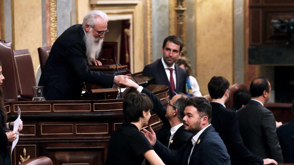 El presidente de la Mesa de Edad, el socialista burgalés Agustín Zamarrón (i), saluda al diputado electo en prisión preventiva Josep Rull