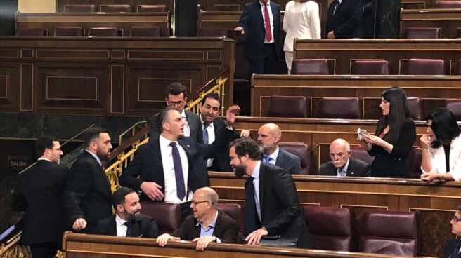 Los diputados de Vox 'madrugan' y se sientan detrás de Pedro Sánchez