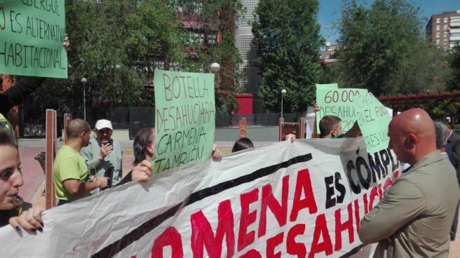 Activistas de 'Stop Desahucios' irrumpen en un acto de Carmena por ser "cómplice"