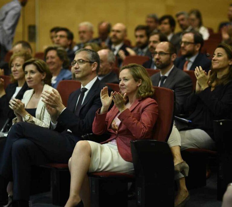 Calviño, al Banco de España: los hogares no ahorran porque no llegan a fin de mes