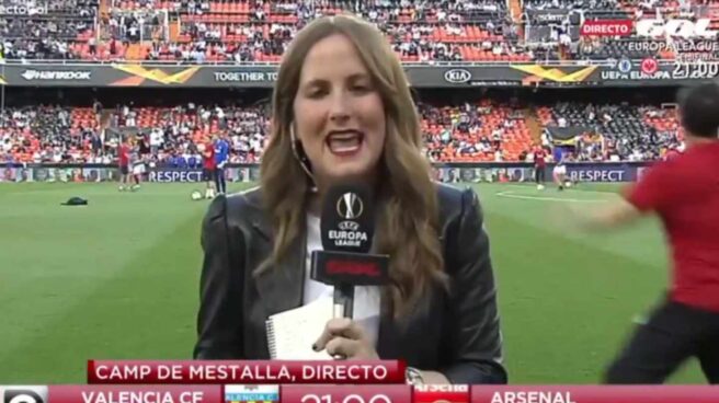 El fuerte balonazo a una periodista de 'Gol' durante la previa del Valencia-Arsenal