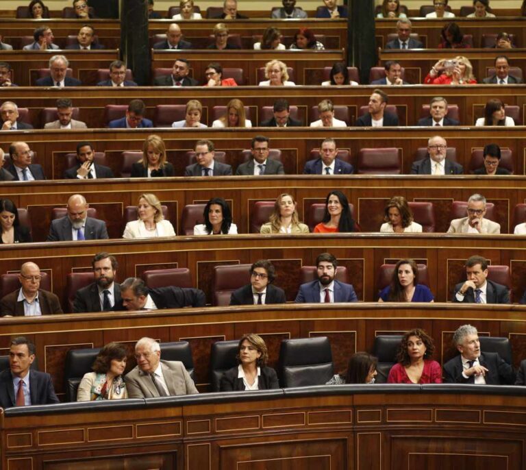 PSOE y Podemos planean enviar a Vox al gallinero del hemiciclo detrás del PP