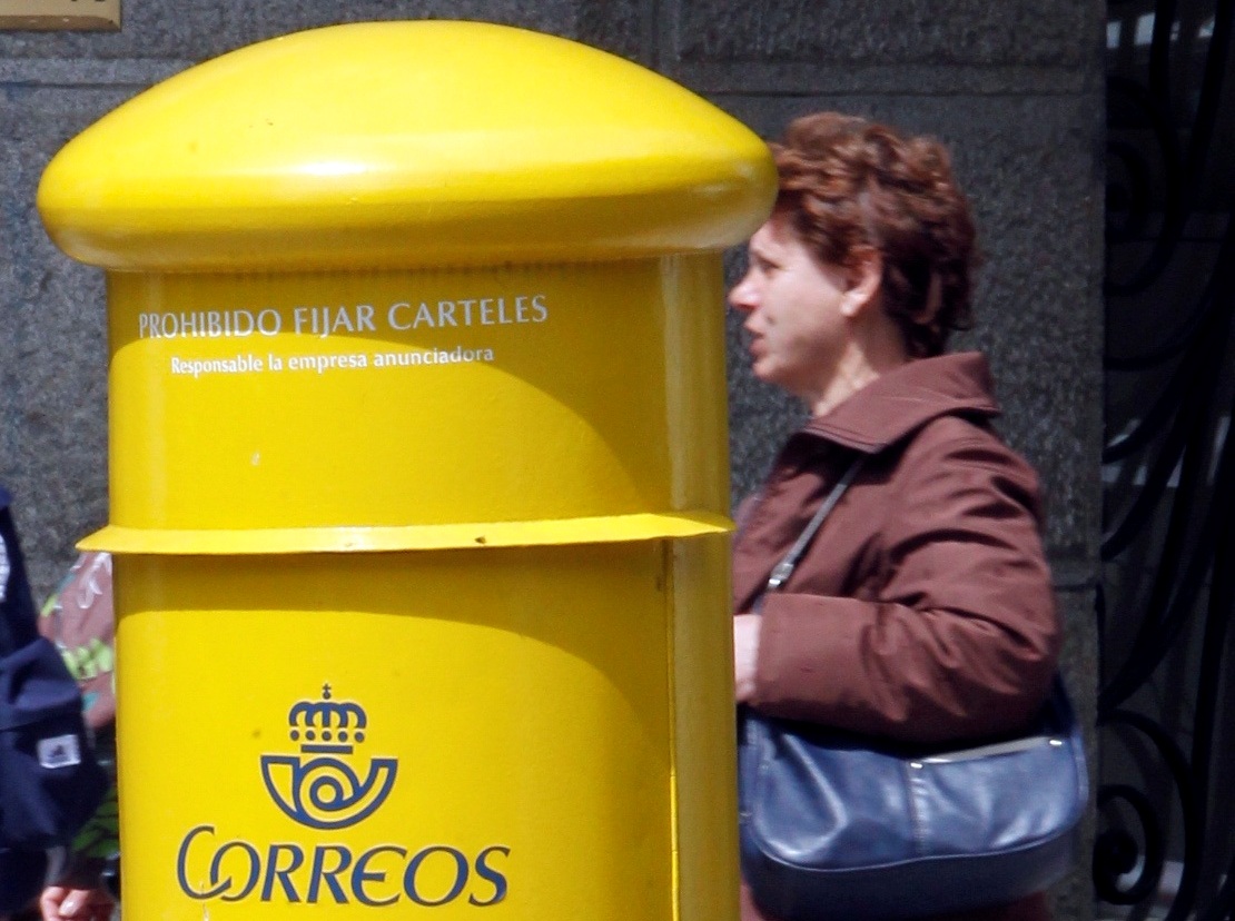 Un buzón de Correos, en una calle de Madrid.