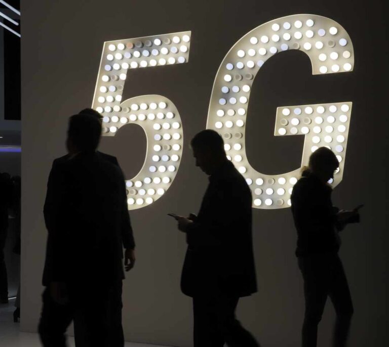 El Gobierno se abre a bajar el precio de la subasta del 5G ante las presiones de las 'telecos'