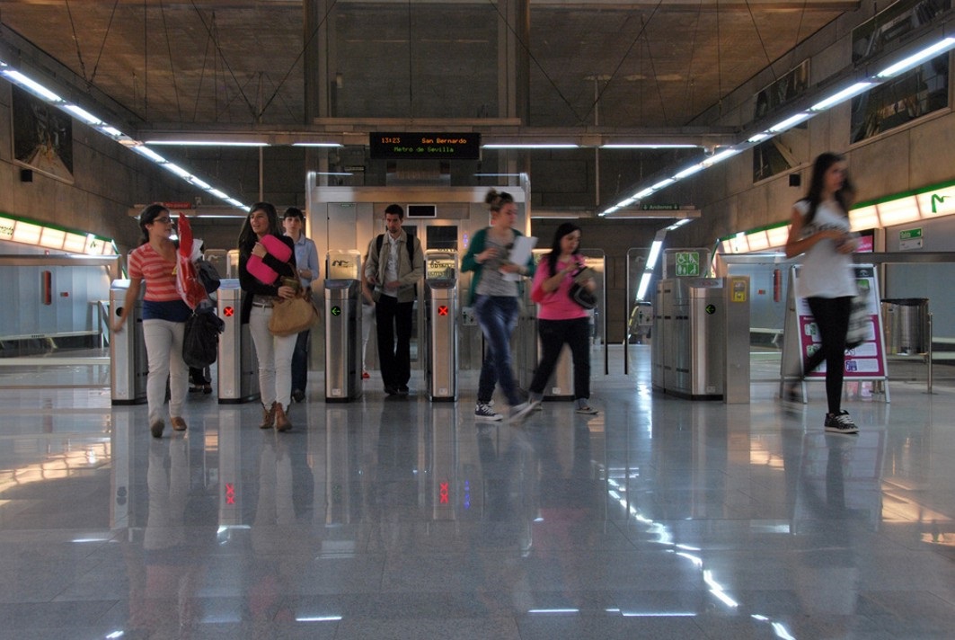 Viajeros en una estación del metro de Sevilla.