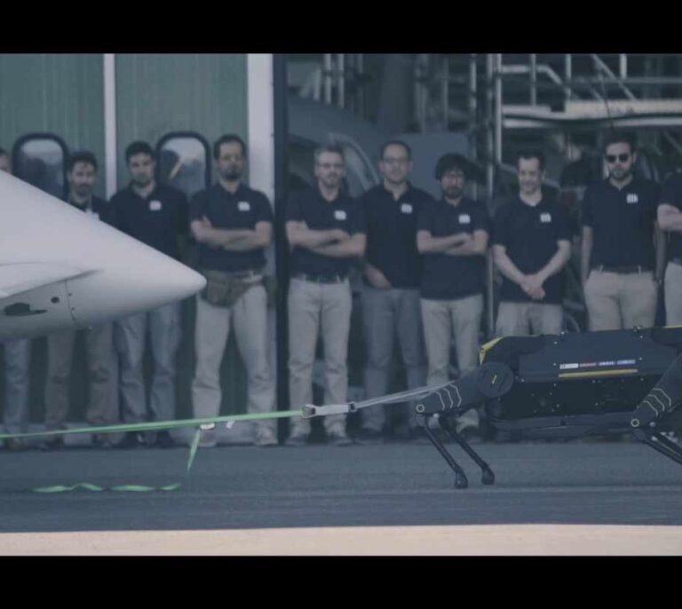 Este 'perro-bot' puede arrastrar un avión