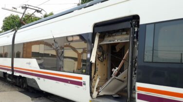 Un tren de Media Distancia circula por Sevilla con una puerta arrancada