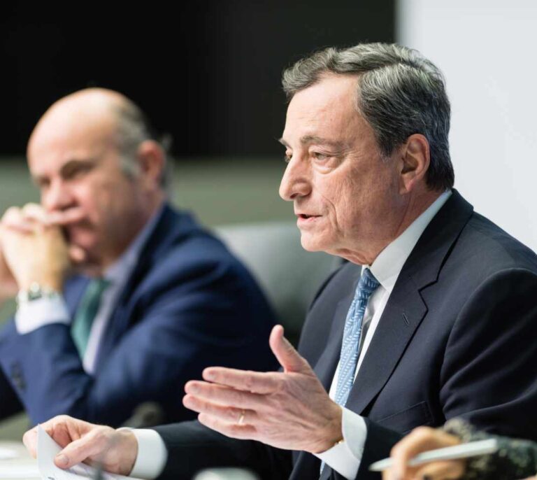 Draghi admite que el BCE debate recortar tipos ante la debilidad de la Eurozona