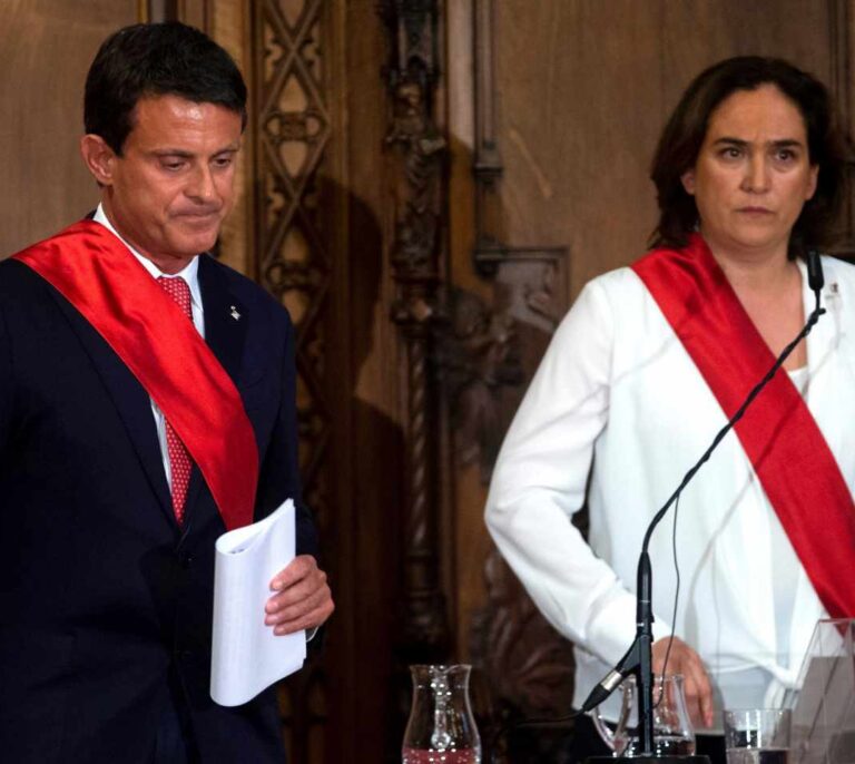 Valls le niega el saludo a Torra en la recepción en el Palau de la Generalitat