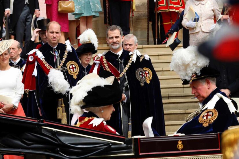 El rey Felipe VI junto al príncipe Guillermo de Inglaterra, observan a la reina Isabel II y al príncipe Carlos.
