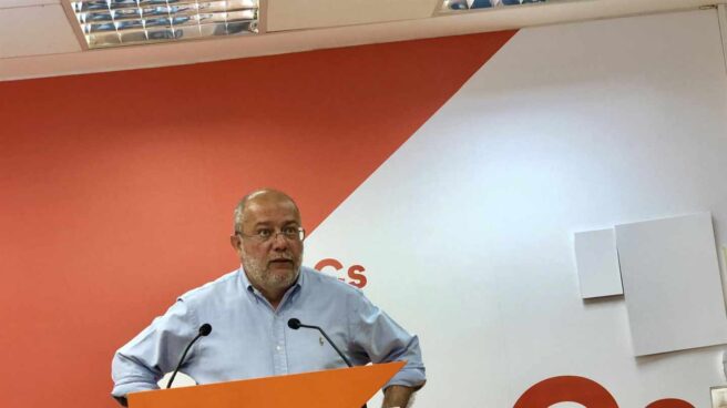 Igea se planta ante Rivera y se abre a negociar con el PSOE ante las "serias dudas" con el PP