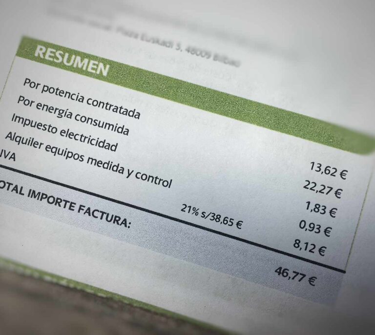 De cheques de 250 euros a meses de luz gratis... las eléctricas avivan la batalla comercial con la crisis