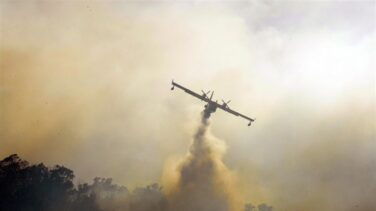 El espectacular vídeo de los aviones de la UME descargando agua a ras de suelo