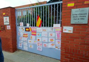 Inundan de banderas españolas la entrada al colegio en el que una niña denuncia haber sido agredida