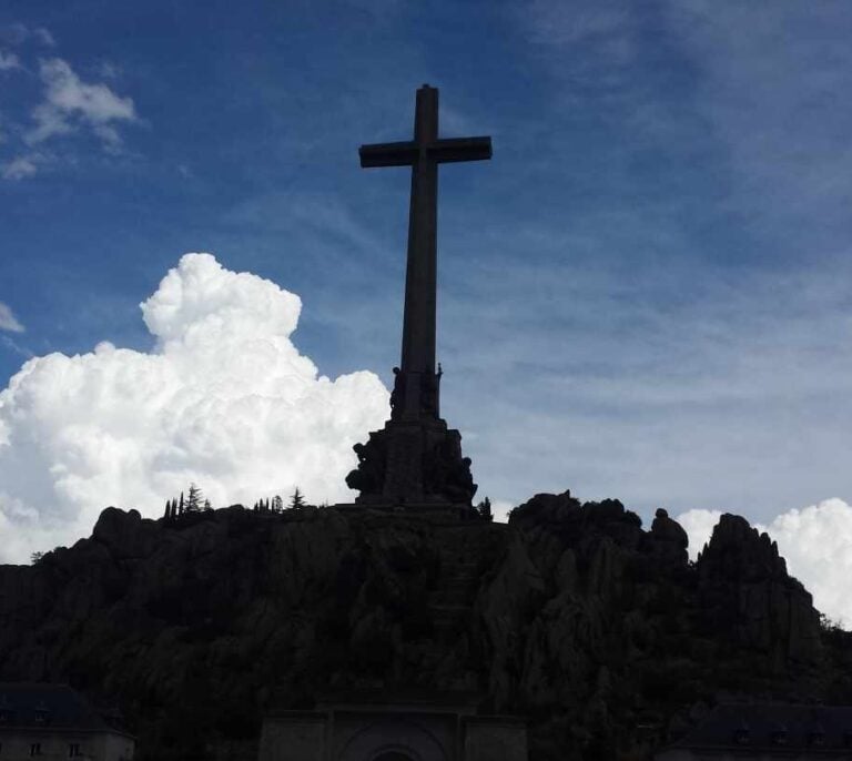 Más de 200 personas piden al Papa que actúe y paralice la exhumación de Franco