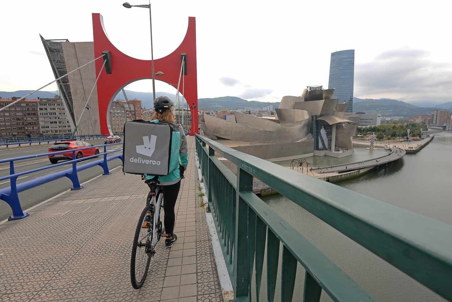 Una repartidora de Deliveroo en Bilbao.