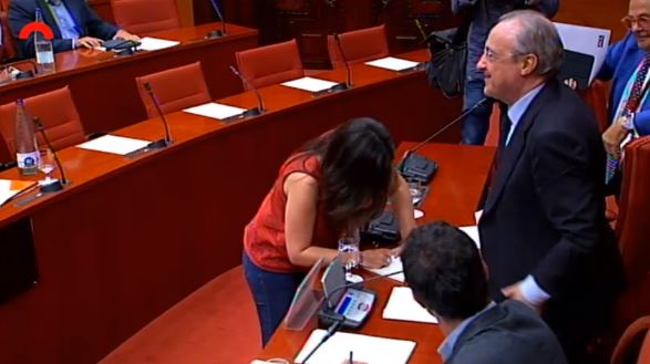 María Sirvent (CUP) dedica un libro a Florentino Pérez tras su comparecencia en el Parlament.