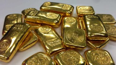 El oro se dispara a máximos de seis años ante las crecientes amenazas globales