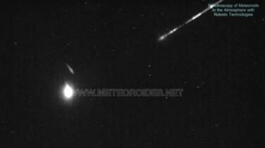 Un meteoro deja una estela de fuego en Andalucía visible a 400 kilómetros