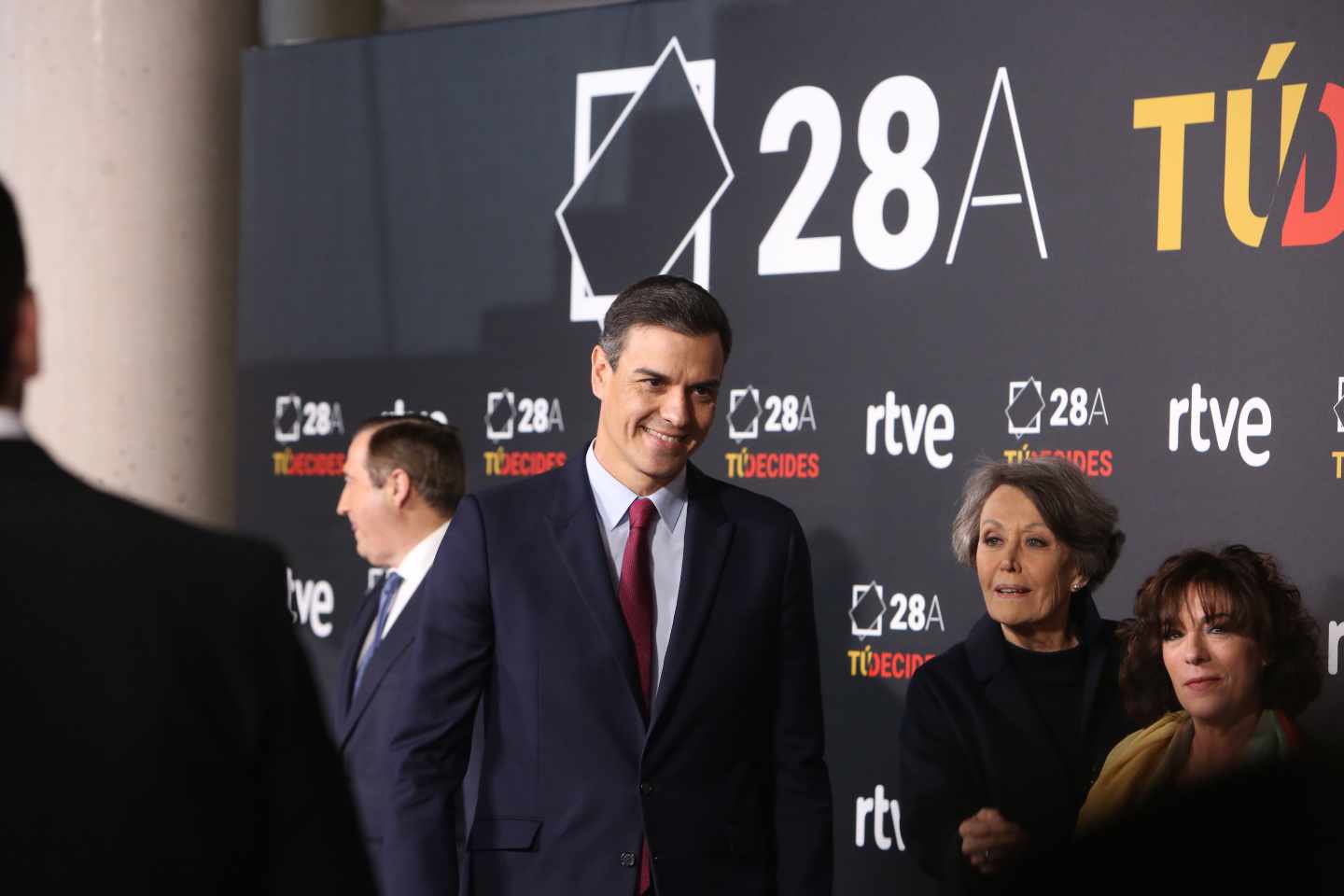 Rosa María Mateo, junto a Pedro Sánchez antes del debate organizado por RTVE para las elecciones generales del 28-A.