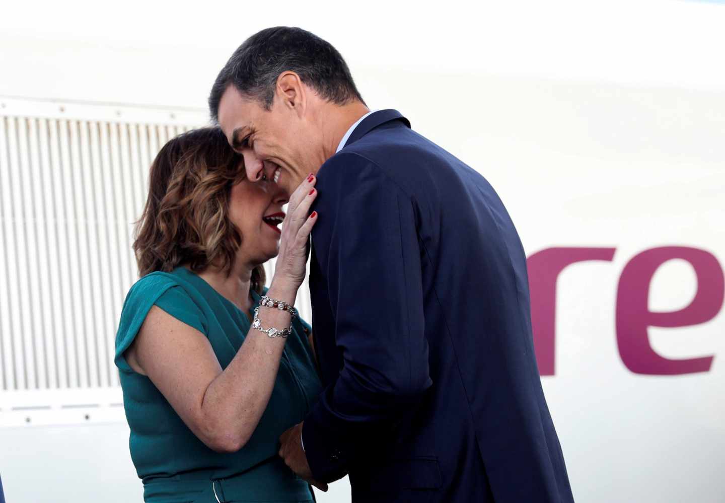 Susana Díaz promete a Sánchez dar un paso atrás en Andalucía si no gana en los sondeos