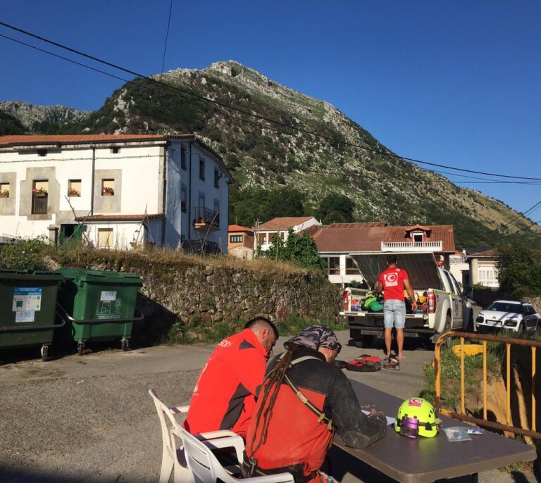 Operación rescate de tres espeleólogas en una cueva de Cantabria