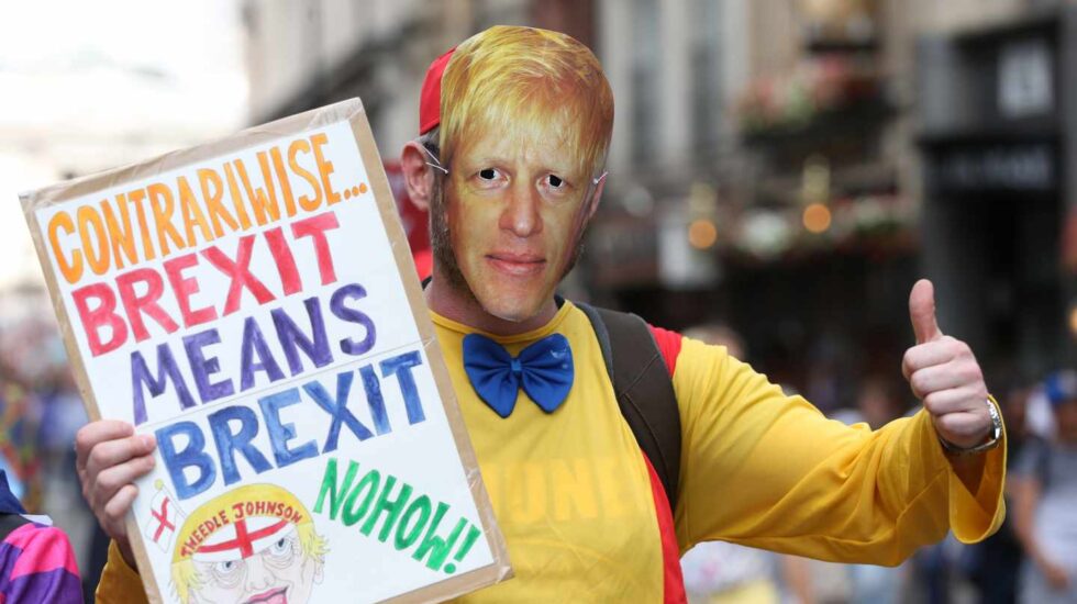 n manifestante con la careta de Boris Johnson en una protesta en Londres.