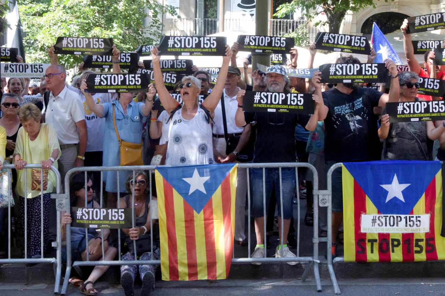 Manifestantes de la ANC protestan ante la sede de la Diputación de Barcelona, que se constituye este jueves.