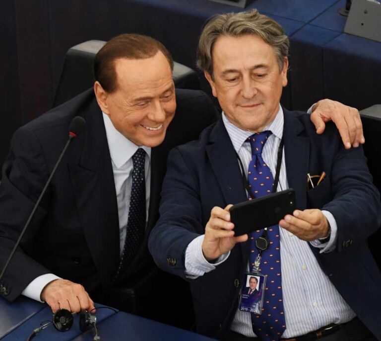 El regreso de Berlusconi: siestas, autógrafos y un selfie con Hermann Tertsch