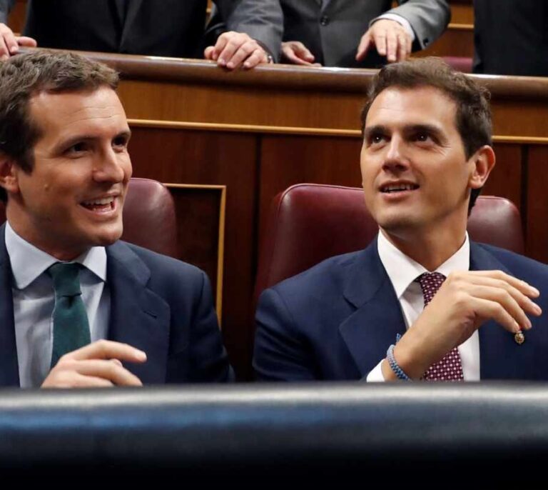 Rivera y Casado se reúnen en el Congreso para valorar la oferta de Ciudadanos