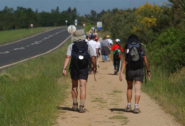 Peregrinos en chanclas y en dirección contraria: los riesgos de un Camino de Santiago masificado