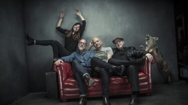 Pixies estrena el esotérico vídeo de la canción “On Graveyard Hill”