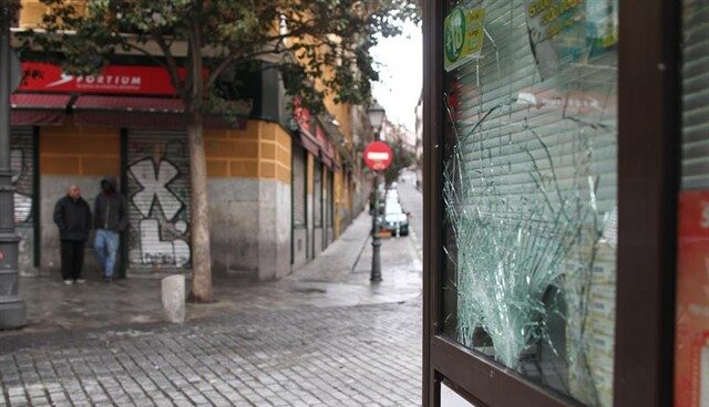 Cinco detenidos, dos policías heridos y un apuñalado en los disturbios de Lavapiés