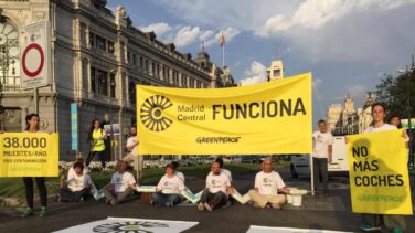 Greenpeace bloquea una de las entradas a Madrid Central en el primer día sin multas