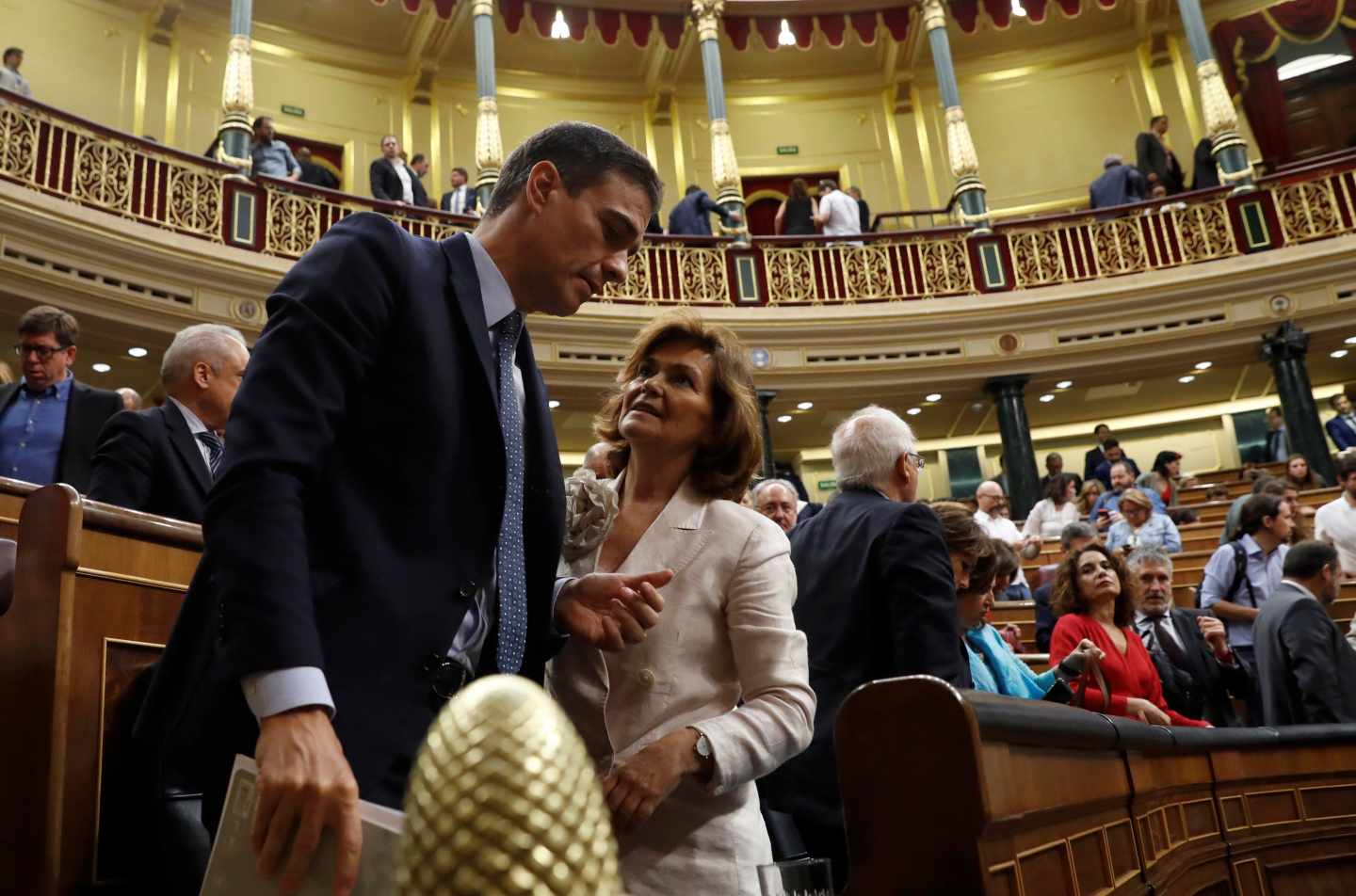 Pedro Sánchez conversa con Carmen Calvo, tras la primera votación.
