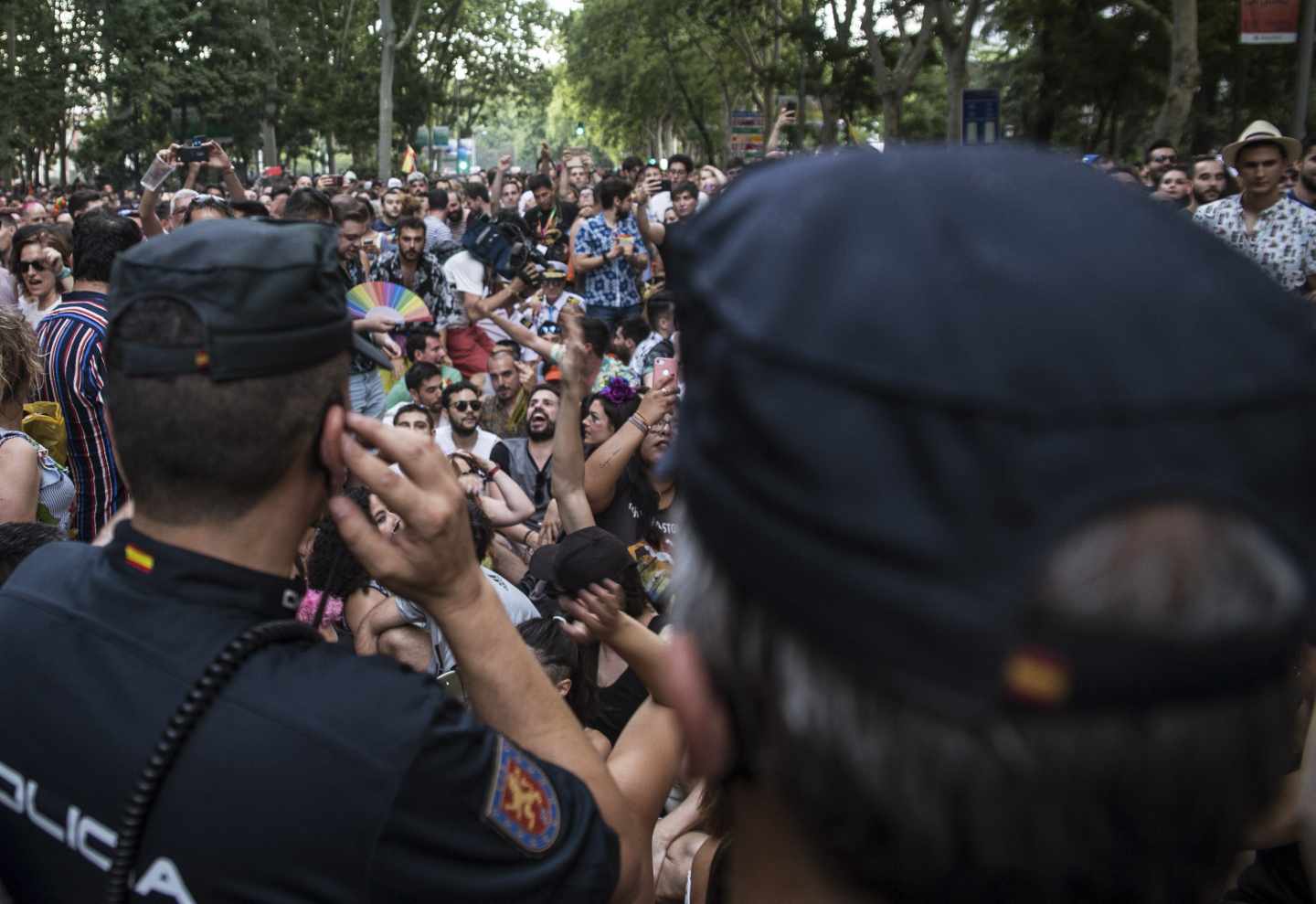 La Policía protege a los miembros de Ciudadanos durante la manifestación del Orgullo Gay de este sábado en Madrid.