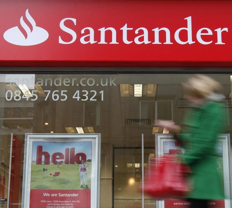 La demanda de los mayores lleva al Banco Santander a ampliar tres horas la atención en ventanilla