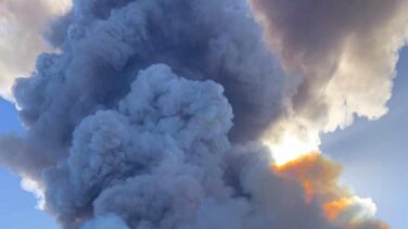 Al menos un muerto tras la violenta explosión del volcán Stromboli en Italia