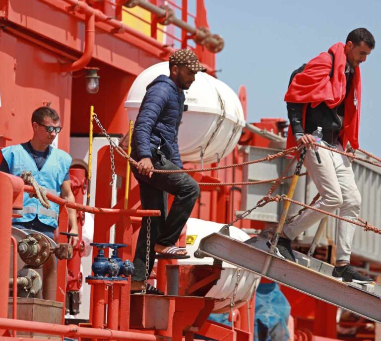 Rescatan en el estrecho de Gibraltar a tres menores en una barca de juguete