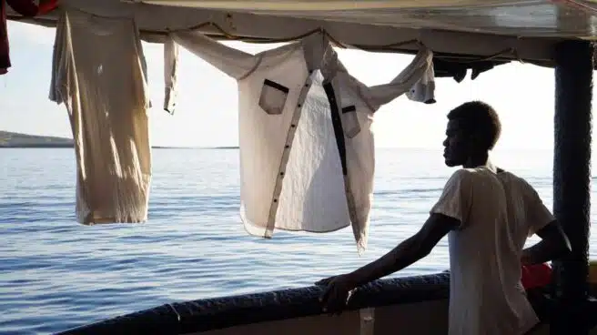 Migrantes del Open Arms saltan al agua para alcanzar la isla de Lampedusa