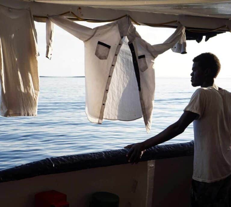 Migrantes del Open Arms saltan al agua para alcanzar la isla de Lampedusa