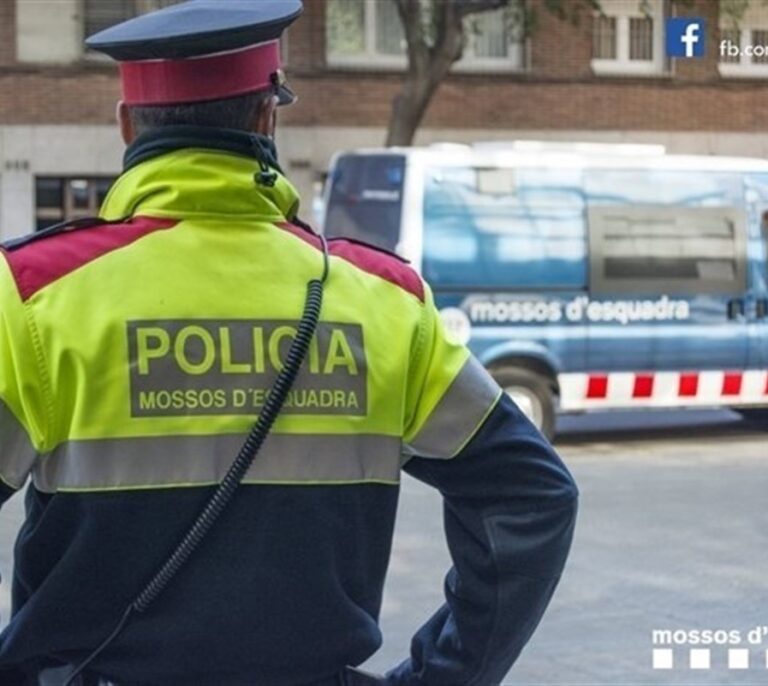 Los Mossos investigan la muerte de un hombre y dos menores en Barcelona