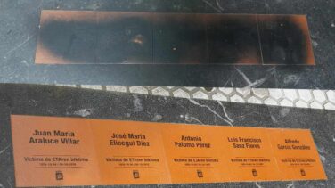 Atacan las cinco primeras placas instaladas en San Sebastián en recuerdo a víctimas de ETA
