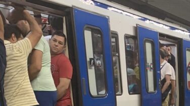 Largas esperas, falta de aire y hacinamiento: la odisea de viajar en agosto en Metro